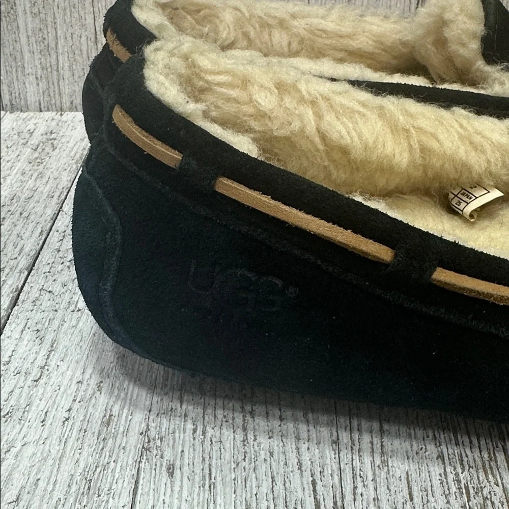 UGG Women's Black and Tan Moccasins - Picture 5 of 8